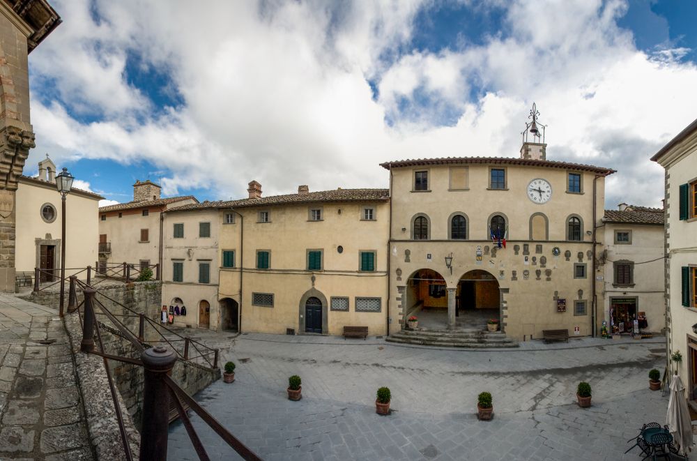 Radda in Chianti d’Estate: Un Gioiello Toscano in Piena Fioritura