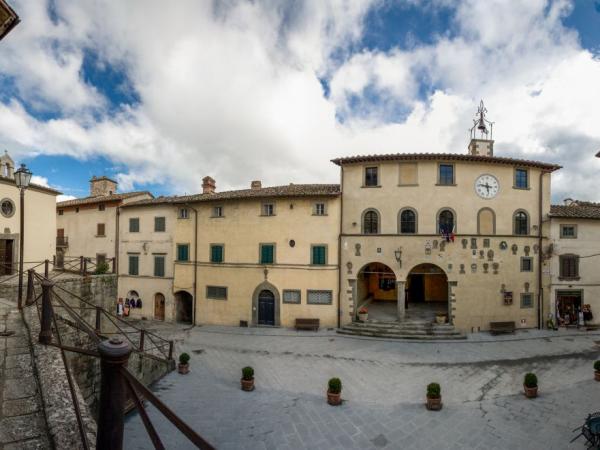 Radda in Chianti d’Estate: Un Gioiello Toscano in Piena Fioritura